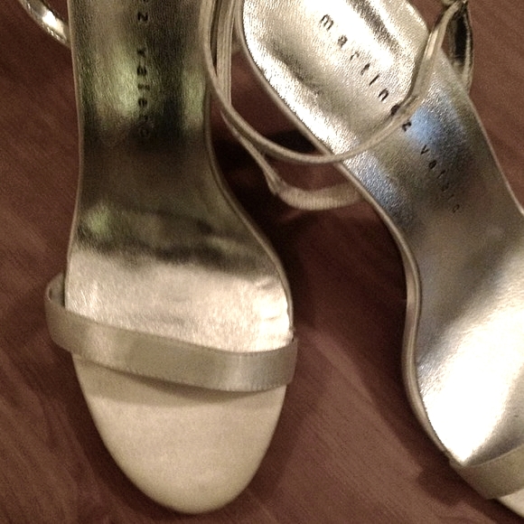 SILVER SATIN SHOES w/ HEEL DETAIL - Picture 3 of 4